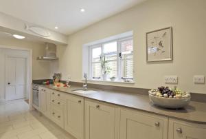 a kitchen with a bowl of fruit on the counter at 2 Bed in Southwold oc-aathco in Southwold