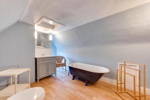 a bathroom with a tub and a toilet and a sink at 4 Bed in Barham oc-ct016 in Barham +7 photos