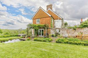 a brick house with a garden in the yard at 5 Bed in Sedlescombe oc-l27505 in Sedlescombe
