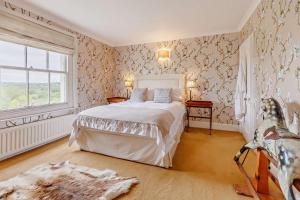 a bedroom with a large bed and a window at 5 Bed in Sedlescombe oc-l27505 in Sedlescombe