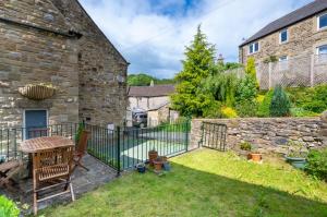 a yard with a fence and a teddy bear at 3 Bed in Hope Valley oc-dcherb in Eyam +3 photos