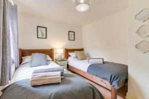 two beds in a room with white walls at 3 Bed in Hope Valley oc-dcherb in Eyam