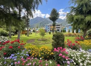 a garden with flowers in the middle of a park at Pahalgam Resort and Cottages in Pahalgām