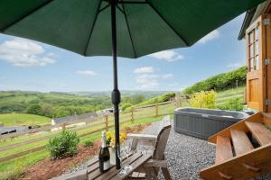 a green umbrella sitting on top of a bench at 1 Bed in Cove oc-cloudm in Bampton