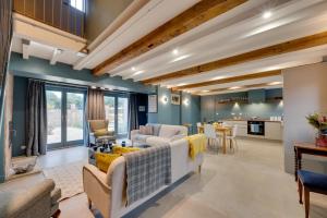 a living room with blue walls and couches at 7 Bed in Holme-on-Spalding-Moor oc-vy216 in Holme upon Spalding Moor