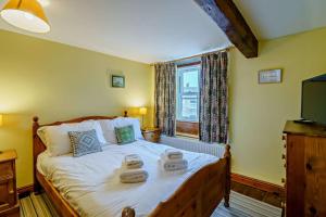a bedroom with a bed with two towels on it at 3 Bed in Hawes oc-hhmy23 in Hawes