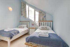 two twin beds in a room with a window at 3 Bed in Fowey oc-p00755 in Fowey