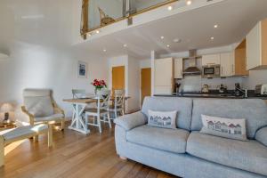 a living room with a couch and a kitchen at 2 Bed in Porthleven oc-quaysi in Porthleven