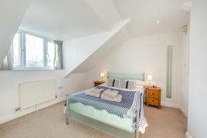 a bedroom with a bed and a window at 3 Bed in Braunton oc-soufar in Braunton