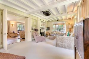 an open living room with a coffered ceiling at 7 Bed in Henley-on-Thames oc-d29802 in Northend