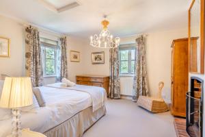 a bedroom with a bed and a chandelier at 7 Bed in Henley-on-Thames oc-d29802 in Northend +34 photos