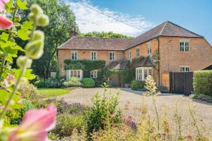 a brick house with a garden in front of it at 7 Bed in Henley-on-Thames oc-d29802 in Northend