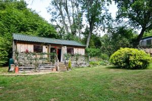 a small shed in a yard with a garden at 1 Bed in Flimwell oc-s30131 in Ticehurst