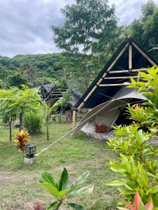 Ein Zelt wird auf einem Feld aufgebaut in der Unterkunft Ubuntu Glamping - Adult Campers Only in Gili Trawangan