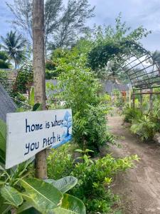 ein Schild mit der Aufschrift: Zuhause ist da, wo du es aussuchst in der Unterkunft Ubuntu Glamping - Adult Campers Only in Gili Trawangan + 32 Fotos