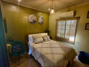 a small bedroom with a bed and a window at Casa Palma in Soná