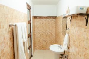 a bathroom with a toilet and a sink at Hotel Plaza Los Tucanes in Santiago