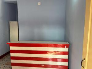 a red and white dresser in a room at Hotel O Sri Ram Guest House in Kendrāparha +31 photos
