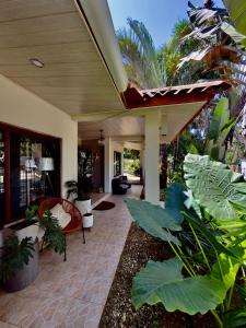 a house with a patio with plants at Casa Palma in Soná