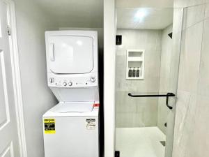 Eine Waschmaschine und ein Trockner stehen auf einem Kühlschrank. in der Unterkunft Maison Laurier, Modern 5B4B Home Inc BSMT Free parking, Close to trails in Richmond Hill + 87 Fotos