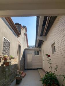 an empty alley with a building and a garage at Scarecrow Homestay in Jincheng