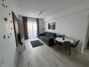 a living room with a couch and a table at Apartment in Ploiești 5 in Ploieşti