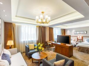 TV a/nebo společenská místnost v ubytování Wan Yue Grand Skylight Hotel