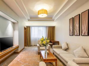 TV a/nebo společenská místnost v ubytování Wan Yue Grand Skylight Hotel