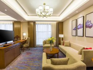 TV a/nebo společenská místnost v ubytování Wan Yue Grand Skylight Hotel