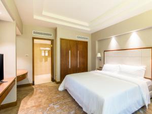 Postel nebo postele na pokoji v ubytování Wan Yue Grand Skylight Hotel