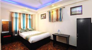 Postel nebo postele na pokoji v ubytování Hotel Gallery Nepal