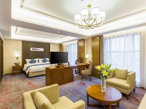 TV a/nebo společenská místnost v ubytování Wan Yue Grand Skylight Hotel