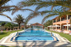 Bazén v ubytování Dimitris Apartments nebo v jeho okolí