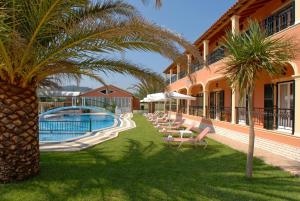 Bazén v ubytování Dimitris Apartments nebo v jeho okolí