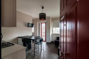 A television and/or entertainment centre at Guest House Roma Express