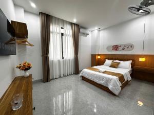 a bedroom with a bed and a television in it at Mai Phương Motel in Pleiku