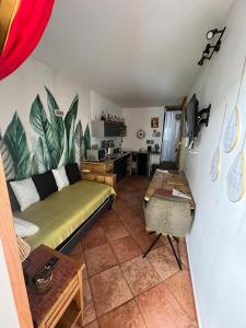 a living room with a couch and a kitchen at L’anthurium in Saint-Paul