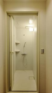 a bathroom with a shower with a glass door at 和居 琉璃 和を感じるレイアウトで心も体も休まる宿 in Wada +24 photos