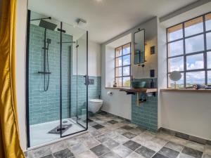 a bathroom with a glass shower and a toilet at Country Lodge - Heuboden in Tating