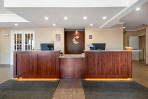 a lobby with a reception desk in a building at Comfort Suites Elizabethtown in Elizabethtown +25 photos