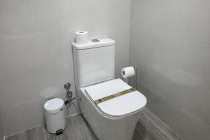 a bathroom with a toilet with a roll of toilet paper at Mini Peixcateria B in Sagunto