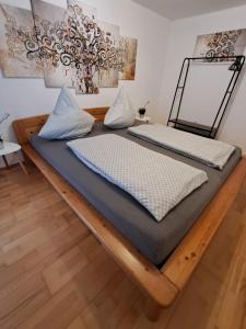 two twin beds in a room with at Im Idyll 3 in Hengersberg