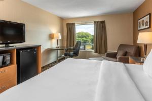 a hotel room with a bed and a television at Comfort Inn Sherbrooke - Estrie in Sherbrooke