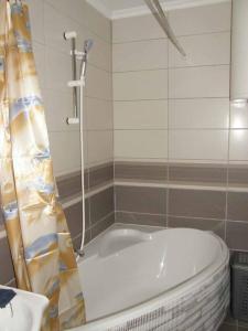 a bath tub in a bathroom with a shower at Country cottage in Konarevo