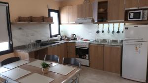 a kitchen with a white refrigerator and a table with chairs at Apart Saavedra in Concordia