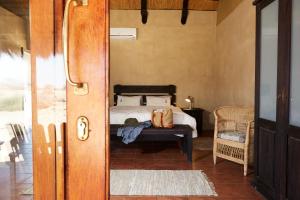Säng eller sängar i ett rum på Solitaire Mountain Lodge