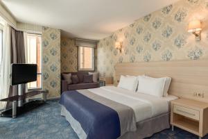 Postel nebo postele na pokoji v ubytování Ramada by Wyndham Ankara + 37 fotografií