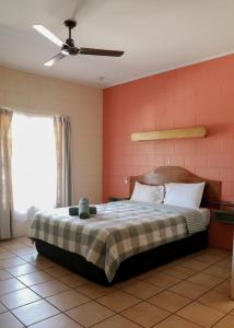 a bedroom with a bed and a ceiling fan at Curtain Fig Motel in Yungaburra +18 photos