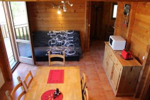 a room with a table and a bed in a cabin at Les castors in Roubion