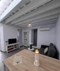 a living room with a table and a couch at La casita de Paco in Barbate